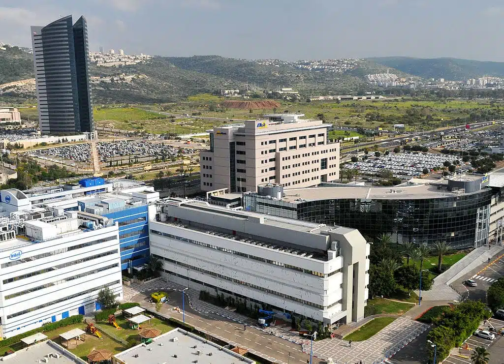 עסקים בין איחוד האמירויות וישראל הם כעת דבר אפשרי ובר ביצוע יותר מאי פעם.

זאת בזכות הסכם השלום הקרוי הסכם אברהם הוא הסכם לנורמליזציה מלאה בין איחוד האמירויות הערביות למדינת ישראל בתיווך ארצות הברית, שהוצג לציבור ב-13 באוגוסט 2020 ההסכם נקרא על שמו של אברהם המקראי, הדמות המקשרת בין הדתות האברהמיות.